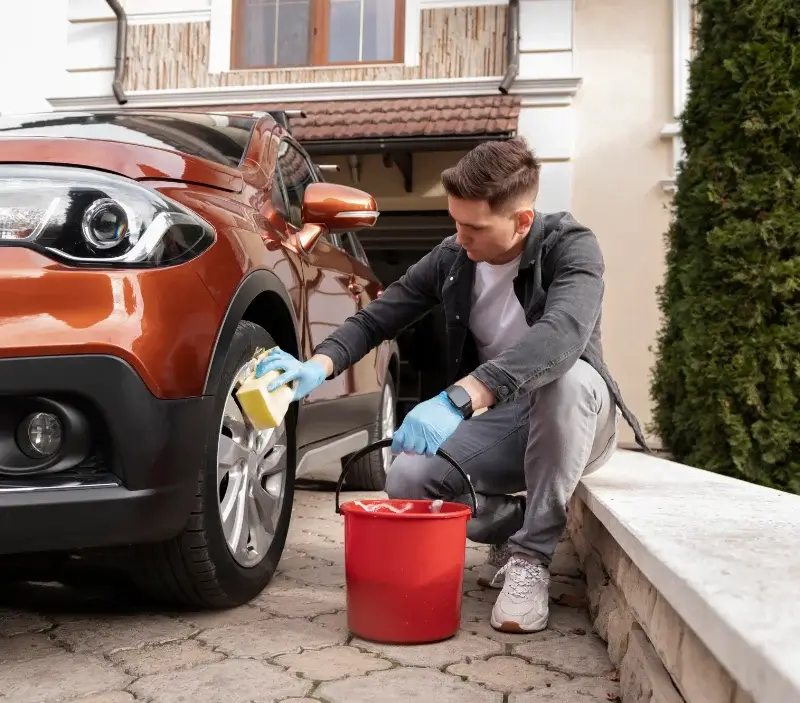 Lavage auto à domicile Bruc-sur-Aff : professionnel intervenant sur un véhicule
